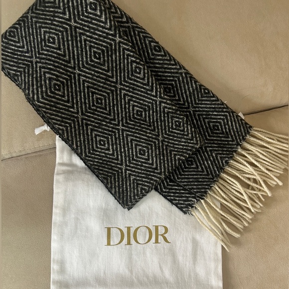 Christian Dior Black and White Geometric Scarf - Picture 2 of 4